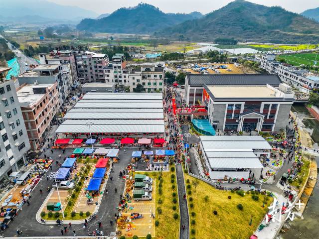 東陂綜合市場投入運營。