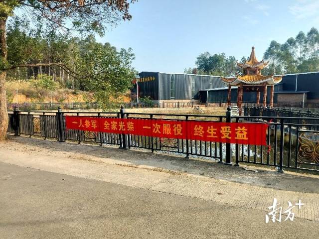 在鎮(zhèn)主干道懸掛征兵宣傳橫幅。歐政達(dá) 攝