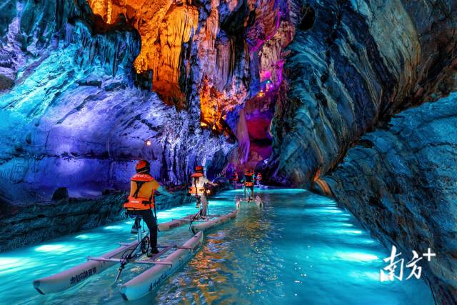 游客腳踏水上自行車穿越地下河。