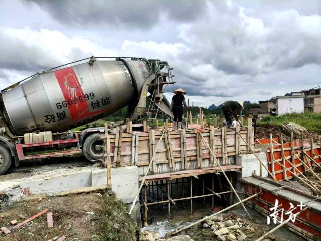 楊梅浪渠系清淤攻堅(jiān)歷時(shí)四個(gè)月。楊鈞著 攝